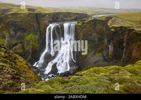 Cascata Fagrifoss. Paesaggio roccioso di Mossy a Lakagigar. Punto di riferimento dell'Islanda Foto Stock