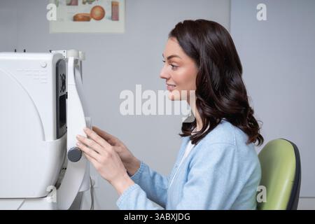 Donna sottoposta a esame oculistico in clinica oftalmologica Foto Stock