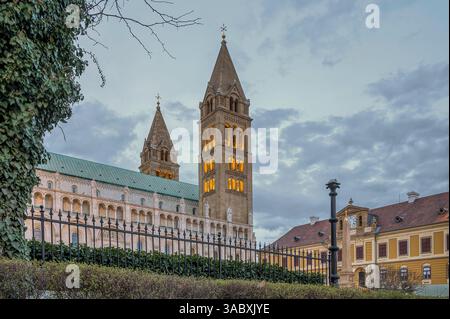 Torre campanaria illuminata presso il Sts. Basilica della Cattedrale di Pietro e Paolo, Pecs, Ungheria, 12 marzo 2025 Foto Stock