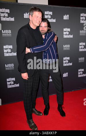 Sebastian Brose und Christian Klandt bei der Eröffnung des 21. achtung berlin Filmfestivals mit der Premiere des Kinofilms Blindgänger im Colosseum Filmtheater. Berlino, 02.04.2025 *** Sebastian Brose e Christian Klandt all'apertura del 21 achtung berlin film festival con la prima del lungometraggio Blindgänger al Colosseum Filmtheater di Berlino, 02 04 2025 foto:Xn.xKubelkax/xFuturexImagex achtung 5393 Foto Stock