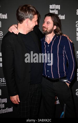 Sebastian Brose und Christian Klandt bei der Eröffnung des 21. achtung berlin Filmfestivals mit der Premiere des Kinofilms Blindgänger im Colosseum Filmtheater. Berlino, 02.04.2025 *** Sebastian Brose e Christian Klandt all'apertura del 21 achtung berlin film festival con la prima del lungometraggio Blindgänger al Colosseum Filmtheater di Berlino, 02 04 2025 foto:Xn.xKubelkax/xFuturexImagex achtung 5395 Foto Stock