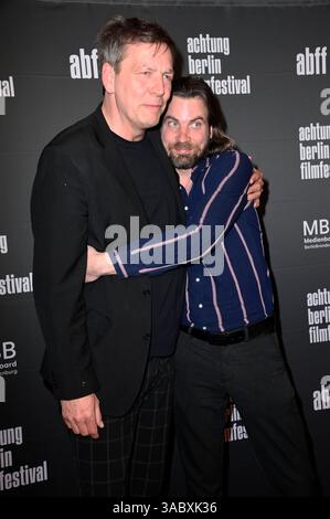 Sebastian Brose und Christian Klandt bei der Eröffnung des 21. achtung berlin Filmfestivals mit der Premiere des Kinofilms Blindgänger im Colosseum Filmtheater. Berlino, 02.04.2025 *** Sebastian Brose e Christian Klandt all'apertura del 21 achtung berlin film festival con la prima del lungometraggio Blindgänger al Colosseum Filmtheater di Berlino, 02 04 2025 foto:Xn.xKubelkax/xFuturexImagex achtung 5394 Foto Stock