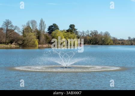 Vista del lago e della fontana nel castello di Hever in primavera, Kent, Inghilterra, Regno Unito Foto Stock
