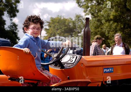 12 agosto 2007 - Moynalty, Kells, County Meath, Irlanda - nella foto dell'He Annual Moynalty Steam Threshing Festival è Amy Caffrey di Mullagh, County Cavan. Celebrazione dei giorni passati, della potenza dei cavalli e del vapore, delle auto d'epoca, dei trattori, delle macchine trainate da cavalli, dei motori a olio, bancarelle commerciali, artigianato, fiera del divertimento, spettacoli collaterali, musica e balli. Il paese che vive in anni passati è presentato in modo unico e riproposto in una serie di dimostrazioni e mostre. (Immagine di credito: © Barry Cronin/ZUMA Press) Foto Stock
