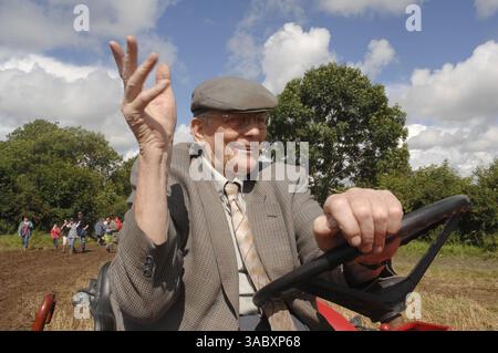12 agosto 2007 - Moynalty, Kells, County Meath, Irlanda - nella foto dell'He Annual Moynalty Steam Threshing Festival è Tommy Sheridan di Moynalty, County Meath. Celebrazione dei giorni passati, della potenza dei cavalli e del vapore, delle auto d'epoca, dei trattori, delle macchine trainate da cavalli, dei motori a olio, bancarelle commerciali, artigianato, fiera del divertimento, spettacoli collaterali, musica e balli. Il paese che vive in anni passati è presentato in modo unico e riproposto in una serie di dimostrazioni e mostre. (Immagine di credito: © Barry Cronin/ZUMA Press) Foto Stock