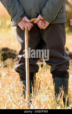 12 agosto 2007 - Moynalty, Kells, County Meath, Irlanda - nella foto dell'Annual Moynalty Steam Threshing Festival è un uomo che si riposa sul suo bastone da passeggio. Celebrazione dei giorni passati, della potenza dei cavalli e del vapore, delle auto d'epoca, dei trattori, delle macchine trainate da cavalli, dei motori a olio, bancarelle commerciali, artigianato, fiera del divertimento, spettacoli collaterali, musica e balli. Il paese che vive in anni passati è presentato in modo unico e riproposto in una serie di dimostrazioni e mostre. (Immagine di credito: © Barry Cronin/ZUMA Press) Foto Stock