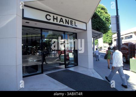 28 giugno 1996 - Beverly Hills, California, USA - Gabrielle Bonheur 'Coco' Chanel (19 agosto 1883 C 10 gennaio 1971) è stata una stilista francese pionieristica la cui filosofia modernista, moda maschile ispirata e ricerca della costosa semplicità la hanno resa probabilmente la figura più importante nella storia della moda del XX secolo. NELLA FOTO: Chanel Store in Rodeo Drive, uno dei quartieri dello shopping più costosi al mondo. (Immagine di credito: © Jonathan Alcorn/ZUMA Press) Foto Stock