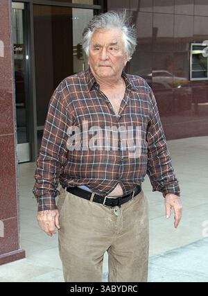 24 giugno 2011 - PETER MICHAEL FALK (16 settembre 1927 – 23 giugno 2011) è stato un attore statunitense, noto per il ruolo del tenente Columbo nella serie televisiva Columbo. È apparso in numerosi film e ruoli televisivi, ed è stato nominato due volte per un Oscar (per Murder, Inc. Del 1960 e Pocketful of Miracles del 1961), e ha vinto l'Emmy Award in cinque occasioni (quattro per Columbo) e il Golden Globe una volta. Nel 1968 ha interpretato Columbo che alla fine è diventato parte di una serie antologica intitolata, ''The NBC Mystery Movie'', insieme a ''McCloud'' e ''McMillan e WIF Foto Stock