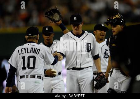 22 aprile 2008 - Detroit, Michigan, Stati Uniti - il manager dei Tigers JIM LEYLAND prende la palla dal lanciatore di soccorso dei Detroit Tigers ZACH MINER #31 in azione martedì sera al Comerica Park di Detroit, Michigan. I Detroit Tigers sconfissero i Texas Rangers 10-2. (Immagine di credito: © Steve King/Cal Sport Media/ZUMA Press) Foto Stock
