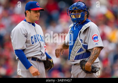 13 aprile 2008: Il lanciatore titolare dei Chicago Cubs Jason Marquis n. 21 e il ricevitore dei Chicago Cubs Henry Blanco n. 24 parlano sul tumulo durante una partita contro i Philadelphia Phillies al Citizens Bank Park di Philadelphia, Pennsylvania. I Cubs batterono i Phillies, 6-5 su 10. (Immagine di credito: © Cal Sport Media/ZUMA Press) Foto Stock