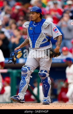 13 aprile 2008 - Filadelfia, Pennsylvania, USA - il ricevitore dei Chicago Cubs HENRY BLANCO n. 24 con la maschera fuori durante una partita contro i Philadelphia Phillies al Citizens Bank Park di Filadelfia, Pennsylvania. I Cubs hanno battuto i Phillies 6-5. (Immagine di credito: © Chris Szagola/Cal Sport Media/ZUMA Press) Foto Stock