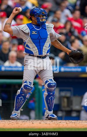 13 aprile 2008: Il ricevitore dei Chicago Cubs Henry Blanco n. 24 lanciò la palla al lanciatore durante una partita contro i Philadelphia Phillies al Citizens Bank Park di Philadelphia, Pennsylvania. I Cubs batterono i Phillies, 6-5 su 10. (Immagine di credito: © Cal Sport Media/ZUMA Press) Foto Stock