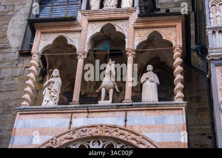 Storico balcone con statue e colonne intrecciate a Bergamo, Italia Foto Stock