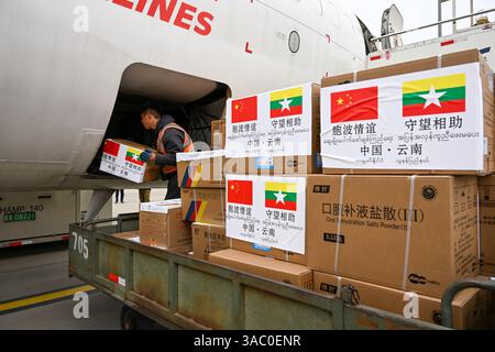 Kunming, Cina. 2 aprile 2025. I membri del personale caricano materiali di soccorso su un volo all'aeroporto internazionale Kunming Changshui di Kunming, capitale della provincia dello Yunnan, nella Cina sud-occidentale, 2 aprile 2025. Il volo che trasporta circa 19 tonnellate di articoli di soccorso, tra cui medicinali, materiali per l'igiene e la prevenzione delle epidemie, tende, coperte e vestiti, parte da Kunming alle 12:45 di questo giorno e dovrebbe arrivare a Nay Pyi Taw dopo due ore. È stato il quarto lotto di rifornimenti dalla provincia dello Yunnan al Myanmar dopo il massiccio terremoto che ha colpito il paese del sud-est asiatico il 2 marzo Foto Stock