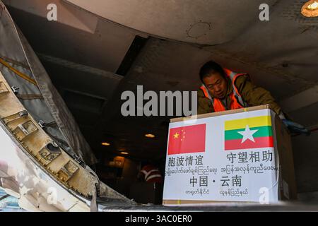 Kunming, Cina. 2 aprile 2025. I membri del personale caricano materiali di soccorso su un volo all'aeroporto internazionale Kunming Changshui di Kunming, capitale della provincia dello Yunnan, nella Cina sud-occidentale, 2 aprile 2025. Il volo che trasporta circa 19 tonnellate di articoli di soccorso, tra cui medicinali, materiali per l'igiene e la prevenzione delle epidemie, tende, coperte e vestiti, parte da Kunming alle 12:45 di questo giorno e dovrebbe arrivare a Nay Pyi Taw dopo due ore. È stato il quarto lotto di rifornimenti dalla provincia dello Yunnan al Myanmar dopo il massiccio terremoto che ha colpito il paese del sud-est asiatico il 2 marzo Foto Stock