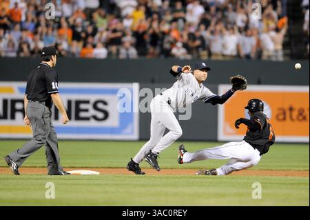18 aprile 2008 - Baltimore, Maryland, USA - i New York Yankees giocano i Baltimore Orioles a Camden Yards. Il terzo base dei Baltimore Orioles MELVIN MORA #6 scivola in sicurezza nella seconda base sotto l'etichetta di DEREK JETER nella parte inferiore del 6°. (Immagine di credito: © John C Middlebrook/Cal Sport Media/ZUMA Press) Foto Stock