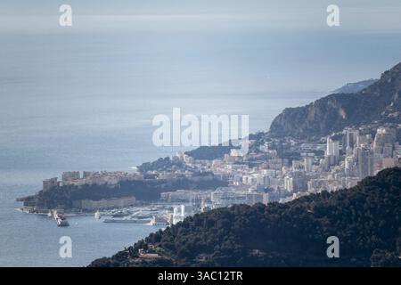 Vista del Principato di Monaco dalle montagne al confine tra Francia e Italia, con la città costiera e il paesaggio circostante Foto Stock