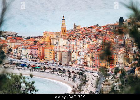 Vista pittoresca del centro di Mentone, con luminosi edifici storici dal fascino mediterraneo Foto Stock