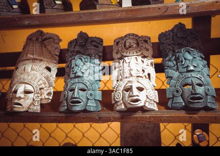 Una vista maestosa delle rovine dei Chacchoben Mayan Ruins con i turisti nelle vicinanze Foto Stock