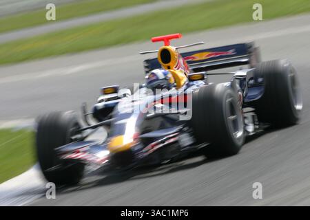 21 giu 2007 - Silverstone, UK - FELIPE MASSA (Brasile) della Ferrari ha spinto Toyota fuori dal primo posto durante la terza e ultima giornata di test a Silverstone giovedì. Massa ha fatto registrare un giro più veloce di 1m20.805 intorno al circuito britannico, terminando oltre quattro decimi più veloce della Williams seconda classificata di Nico Rosberg. A parte una leggera doccia a mezzogiorno, le condizioni erano asciutte e soleggiate e massa è riuscita a coprire un totale di 87 giri. Il brasiliano sperimentò una varietà di nuove soluzioni aerodinamiche e meccaniche, mentre la Ferrari tentava di migliorare il ritmo rispetto alla F2007. La squadra torna in Italia Foto Stock
