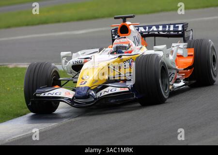 21 giu 2007 - Silverstone, UK - FELIPE MASSA (Brasile) della Ferrari ha spinto Toyota fuori dal primo posto durante la terza e ultima giornata di test a Silverstone giovedì. Massa ha fatto registrare un giro più veloce di 1m20.805 intorno al circuito britannico, terminando oltre quattro decimi più veloce della Williams seconda classificata di Nico Rosberg. A parte una leggera doccia a mezzogiorno, le condizioni erano asciutte e soleggiate e massa è riuscita a coprire un totale di 87 giri. Il brasiliano sperimentò una varietà di nuove soluzioni aerodinamiche e meccaniche, mentre la Ferrari tentava di migliorare il ritmo rispetto alla F2007. La squadra torna in Italia Foto Stock