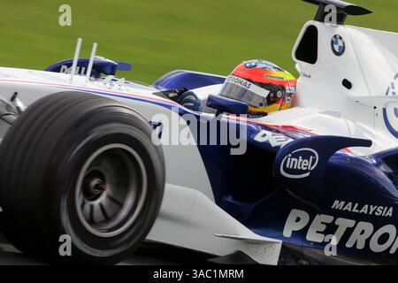 21 giu 2007 - Silverstone, UK - FELIPE MASSA (Brasile) della Ferrari ha spinto Toyota fuori dal primo posto durante la terza e ultima giornata di test a Silverstone giovedì. Massa ha fatto registrare un giro più veloce di 1m20.805 intorno al circuito britannico, terminando oltre quattro decimi più veloce della Williams seconda classificata di Nico Rosberg. A parte una leggera doccia a mezzogiorno, le condizioni erano asciutte e soleggiate e massa è riuscita a coprire un totale di 87 giri. Il brasiliano sperimentò una varietà di nuove soluzioni aerodinamiche e meccaniche, mentre la Ferrari tentava di migliorare il ritmo rispetto alla F2007. La squadra torna in Italia Foto Stock