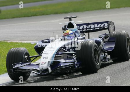 21 giu 2007 - Silverstone, UK - FELIPE MASSA (Brasile) della Ferrari ha spinto Toyota fuori dal primo posto durante la terza e ultima giornata di test a Silverstone giovedì. Massa ha fatto registrare un giro più veloce di 1m20.805 intorno al circuito britannico, terminando oltre quattro decimi più veloce della Williams seconda classificata di Nico Rosberg. A parte una leggera doccia a mezzogiorno, le condizioni erano asciutte e soleggiate e massa è riuscita a coprire un totale di 87 giri. Il brasiliano sperimentò una varietà di nuove soluzioni aerodinamiche e meccaniche, mentre la Ferrari tentava di migliorare il ritmo rispetto alla F2007. La squadra torna in Italia Foto Stock