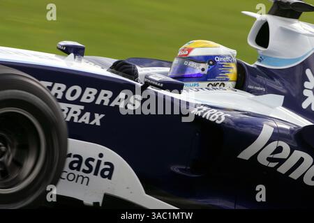 21 giu 2007 - Silverstone, UK - FELIPE MASSA (Brasile) della Ferrari ha spinto Toyota fuori dal primo posto durante la terza e ultima giornata di test a Silverstone giovedì. Massa ha fatto registrare un giro più veloce di 1m20.805 intorno al circuito britannico, terminando oltre quattro decimi più veloce della Williams seconda classificata di Nico Rosberg. A parte una leggera doccia a mezzogiorno, le condizioni erano asciutte e soleggiate e massa è riuscita a coprire un totale di 87 giri. Il brasiliano sperimentò una varietà di nuove soluzioni aerodinamiche e meccaniche, mentre la Ferrari tentava di migliorare il ritmo rispetto alla F2007. La squadra torna in Italia Foto Stock