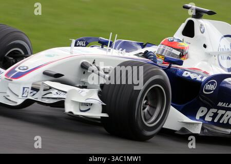 21 giu 2007 - Silverstone, UK - FELIPE MASSA (Brasile) della Ferrari ha spinto Toyota fuori dal primo posto durante la terza e ultima giornata di test a Silverstone giovedì. Massa ha fatto registrare un giro più veloce di 1m20.805 intorno al circuito britannico, terminando oltre quattro decimi più veloce della Williams seconda classificata di Nico Rosberg. A parte una leggera doccia a mezzogiorno, le condizioni erano asciutte e soleggiate e massa è riuscita a coprire un totale di 87 giri. Il brasiliano sperimentò una varietà di nuove soluzioni aerodinamiche e meccaniche, mentre la Ferrari tentava di migliorare il ritmo rispetto alla F2007. La squadra torna in Italia Foto Stock