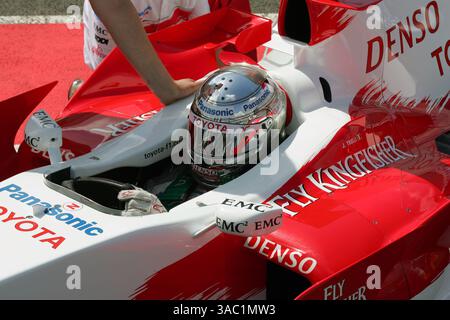 21 giu 2007 - Silverstone, UK - FELIPE MASSA (Brasile) della Ferrari ha spinto Toyota fuori dal primo posto durante la terza e ultima giornata di test a Silverstone giovedì. Massa ha fatto registrare un giro più veloce di 1m20.805 intorno al circuito britannico, terminando oltre quattro decimi più veloce della Williams seconda classificata di Nico Rosberg. A parte una leggera doccia a mezzogiorno, le condizioni erano asciutte e soleggiate e massa è riuscita a coprire un totale di 87 giri. Il brasiliano sperimentò una varietà di nuove soluzioni aerodinamiche e meccaniche, mentre la Ferrari tentava di migliorare il ritmo rispetto alla F2007. La squadra torna in Italia Foto Stock