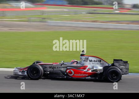 21 giu 2007 - Silverstone, UK - FELIPE MASSA (Brasile) della Ferrari ha spinto Toyota fuori dal primo posto durante la terza e ultima giornata di test a Silverstone giovedì. Massa ha fatto registrare un giro più veloce di 1m20.805 intorno al circuito britannico, terminando oltre quattro decimi più veloce della Williams seconda classificata di Nico Rosberg. A parte una leggera doccia a mezzogiorno, le condizioni erano asciutte e soleggiate e massa è riuscita a coprire un totale di 87 giri. Il brasiliano sperimentò una varietà di nuove soluzioni aerodinamiche e meccaniche, mentre la Ferrari tentava di migliorare il ritmo rispetto alla F2007. La squadra torna in Italia Foto Stock