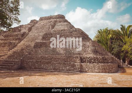 Una vista maestosa delle rovine dei Chacchoben Mayan Ruins con i turisti nelle vicinanze Foto Stock