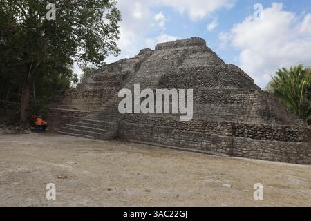 Una vista maestosa delle rovine dei Chacchoben Mayan Ruins con i turisti nelle vicinanze Foto Stock