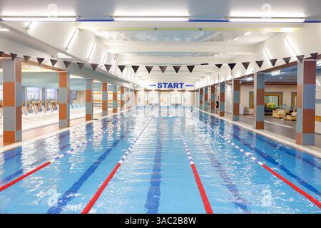 Piscina con acqua pulita e divisori interni Foto Stock