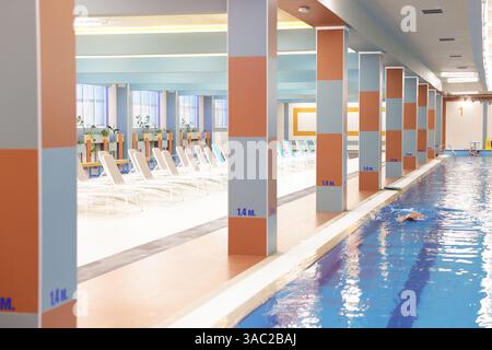 Piscina con acqua pulita e divisori interni Foto Stock