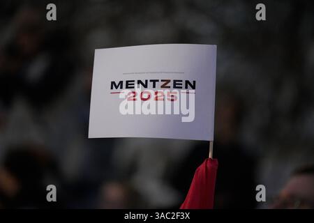 Un sostenitore sventolò una bandiera Mentzen 2025 durante un raduno a Poznan, in Polonia, il 2 aprile 2025. Le valutazioni di Mentzen nei sondaggi sono diminuite dopo le osservazioni sui diritti di aborto, tuttavia a seguito di una disputa con il sindaco di Poznan sulla posizione del raduno un numero maggiore del solito di persone ha partecipato. (Foto di Jaap Arriens/Sipa USA) credito: SIPA USA/Alamy Live News Foto Stock