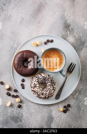 Ciambelle glassate senza glutine con caffè sul tavolo della cucina Foto Stock