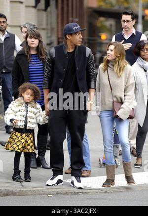 Ellen Pompeo in giro con suo marito Chris Ivery e sua figlia Stella a New York City - 12 novembre 2014 Foto Stock