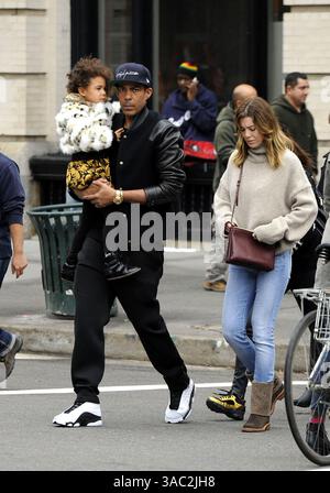 Ellen Pompeo in giro con suo marito Chris Ivery e sua figlia Stella a New York City - 12 novembre 2014 Foto Stock