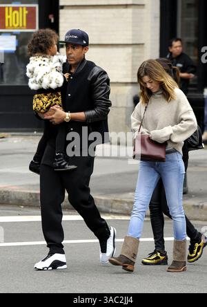Ellen Pompeo in giro con suo marito Chris Ivery e sua figlia Stella a New York City - 12 novembre 2014 Foto Stock