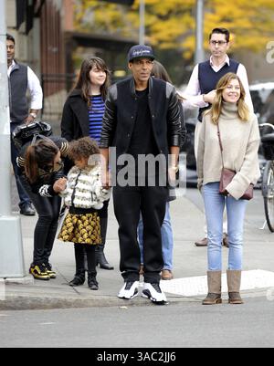 Ellen Pompeo in giro con suo marito Chris Ivery e sua figlia Stella a New York City - 12 novembre 2014 Foto Stock
