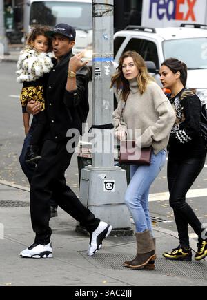 Ellen Pompeo in giro con suo marito Chris Ivery e sua figlia Stella a New York City - 12 novembre 2014 Foto Stock