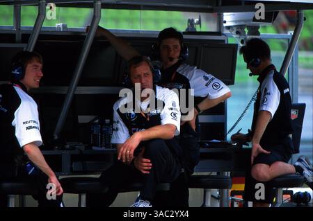 BMW Williams Team Manager Dickie Stanford (GBR) di fronte, seduto e meccanico di squadra sul muro dei box..Formula 1 World Championship, RD2, Malaysian Grand Prix, Team Personnel, 17 marzo 2002. (Immagine di credito: ©Sutton Motorsports/ZUMA Press) Foto Stock