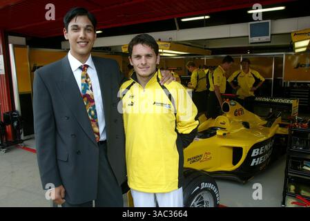 Da L a R): Adam Langley-Khan (GBR) pilota di Formula Renault Eurocup V6, avallato da Eddie Jordan (IRE) Jordan Team Principal, in piedi con Giancarlo Fisichella (ITA) Jordan..Formula 1 World Championship, Rd5, Gran Premio di Spagna, preparativi, Barcellona, Spagna, 1 maggio 2003..IMMAGINE DIGITALE (immagine di credito: ©Sutton Motorsports/ZUMA Press) Foto Stock