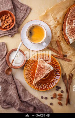 Torta di mandorle e cannella fatta in casa senza glutine con tazza di caffè Foto Stock
