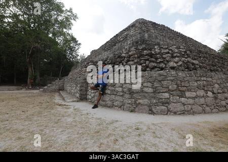 Una vista maestosa delle rovine dei Chacchoben Mayan Ruins con i turisti nelle vicinanze Foto Stock