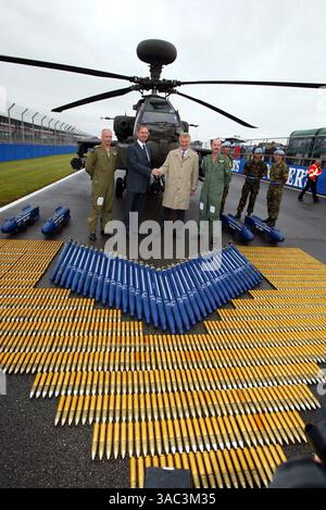 Da L a R): Geoff Hoon (GBR) Segretario di Stato per la difesa e Max Mosley (GBR) Presidente FIA con un Agusta Westland Apache Helicopter dell'esercito britannico sul rettilineo di partenza/arrivo..Formula 1 World Championship, RD11, British Grand Prix, Preparations, Silverstone, Inghilterra, 17 luglio 2003..IMMAGINE DIGITALE (immagine di credito: ©Sutton Motorsports/ZUMA Press) Foto Stock