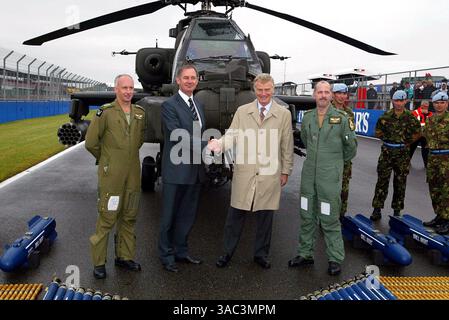 Da L a R): Geoff Hoon (GBR) Segretario di Stato per la difesa e Max Mosley (GBR) Presidente FIA con un Agusta Westland Apache Helicopter dell'esercito britannico sul rettilineo di partenza/arrivo..Formula 1 World Championship, RD11, British Grand Prix, Preparations, Silverstone, Inghilterra, 17 luglio 2003..IMMAGINE DIGITALE (immagine di credito: ©Sutton Motorsports/ZUMA Press) Foto Stock