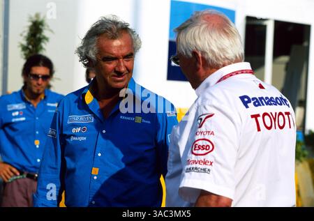 Da L a R): Flavio Briatore (ITA) Renault Team Principal parla con ove Andersson (SWE) presidente del team Toyota F1 nel paddock. . Gran Premio di Germania, RD12, Hockenheim, 3 agosto 2003.. IMMAGINE migliore. (Immagine di credito: ©Sutton Motorsports/ZUMA Press) Foto Stock