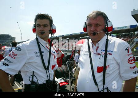 Dieter Gass (GER) Toyota Chief Race Engineer e Norbert Kreyer (GER) Senior General Manager of Race and test Engineering sulla griglia..Formula 1 World Championship, RD12, German Grand Prix, Race Day, Hockenheim, Germania, 3 agosto 2003..IMMAGINE DIGITALE (immagine di credito: ©Sutton Motorsports/ZUMA Press) Foto Stock